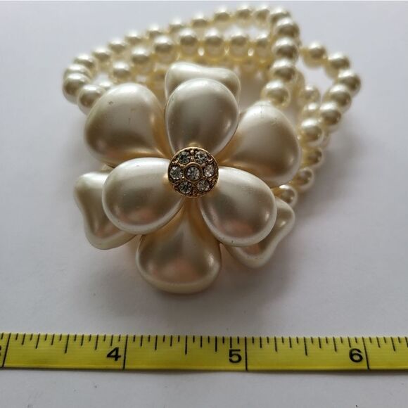 CLASSIC PEARL  Costume BRACELET ❤️ With Floral Accent. - Picture 2 of 7
